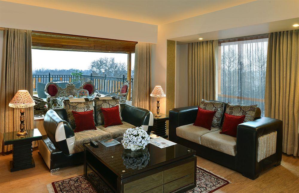 Готель Golden Tulip Srinagar Екстер'єр фото