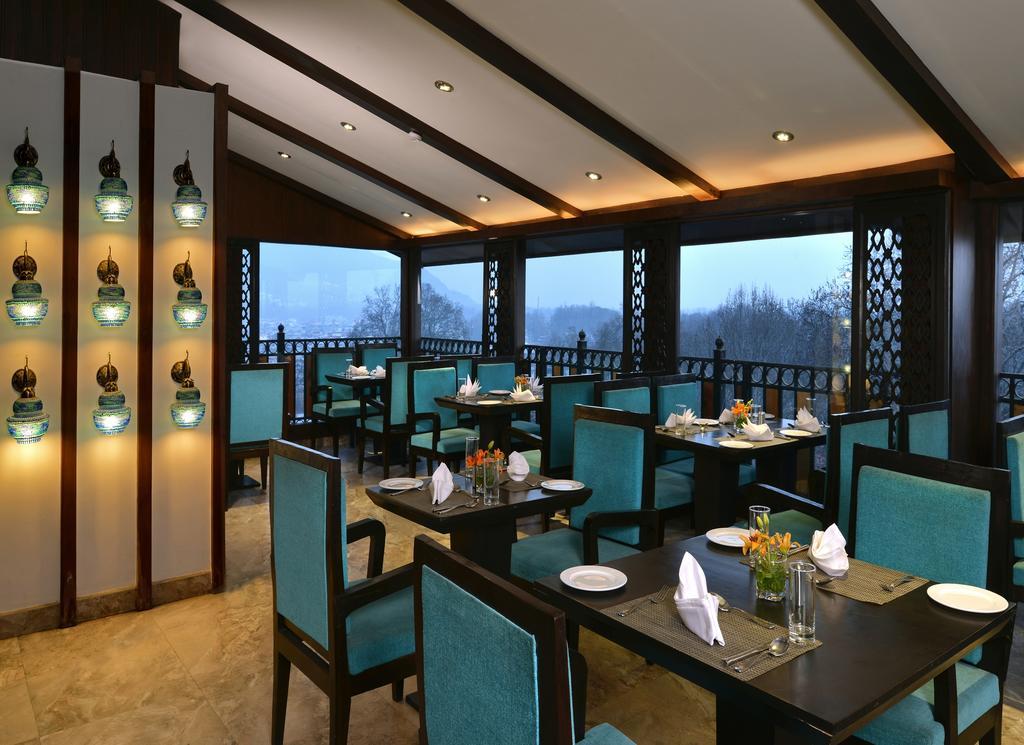 Готель Golden Tulip Srinagar Екстер'єр фото