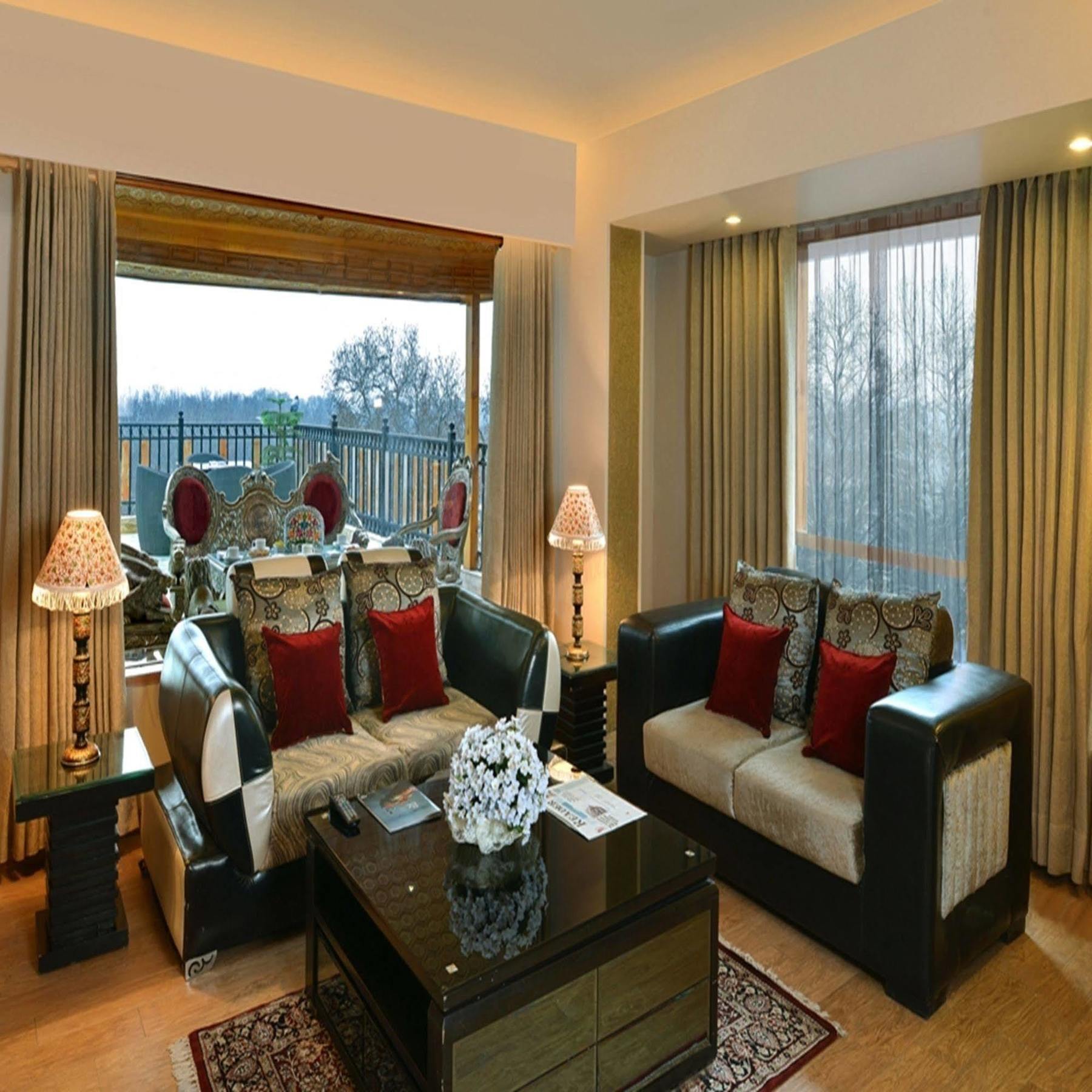 Готель Golden Tulip Srinagar Екстер'єр фото